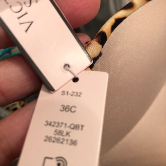 Victoria’s Secret bikini push up bombshell 36C and various bottoms exposure shot - Picture 15 of 15